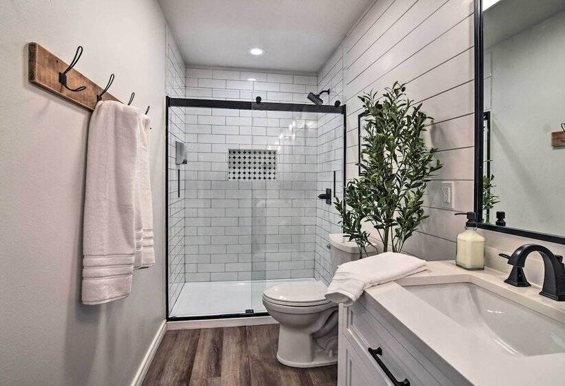 The Retreat On Reno  Home W/ Hot Tub + Deck!