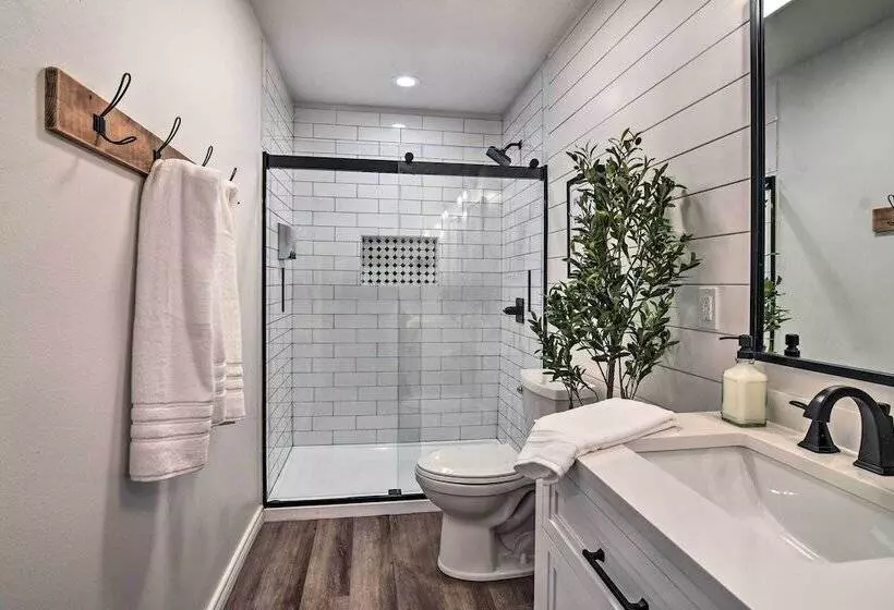 The Retreat On Reno  Home W/ Hot Tub + Deck!