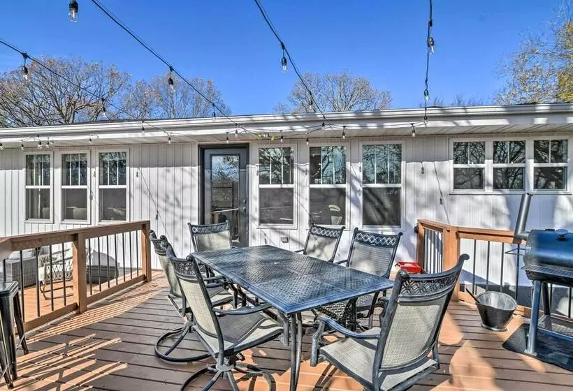 The Retreat On Reno  Home W/ Hot Tub + Deck!