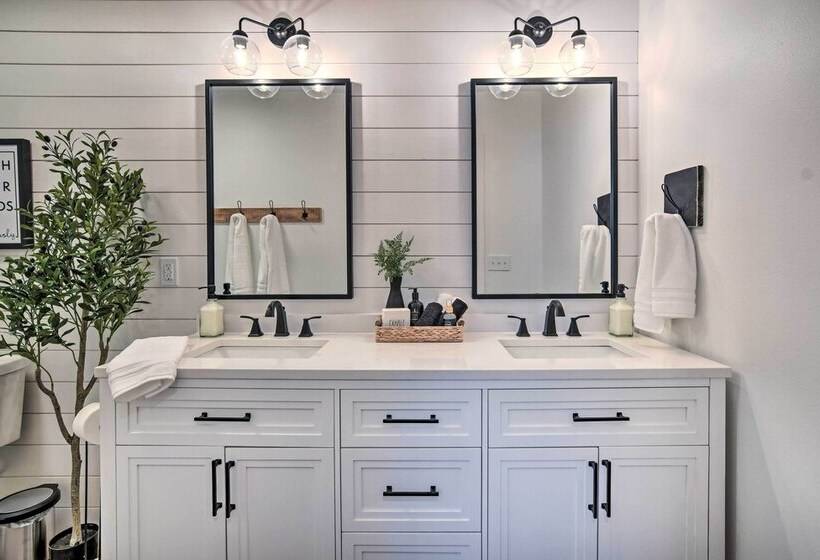 The Retreat On Reno  Home W/ Hot Tub + Deck!