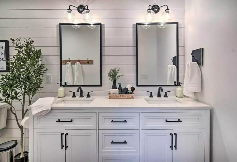 The Retreat On Reno  Home W/ Hot Tub + Deck!