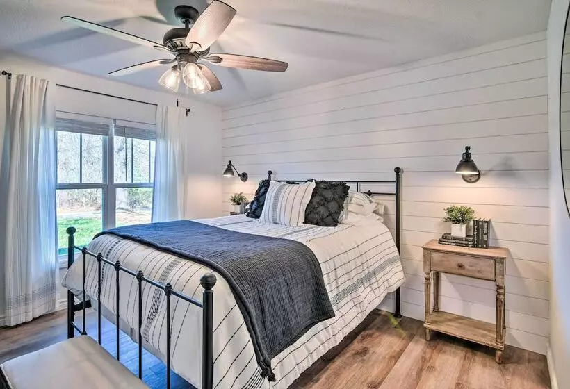 The Retreat On Reno  Home W/ Hot Tub + Deck!