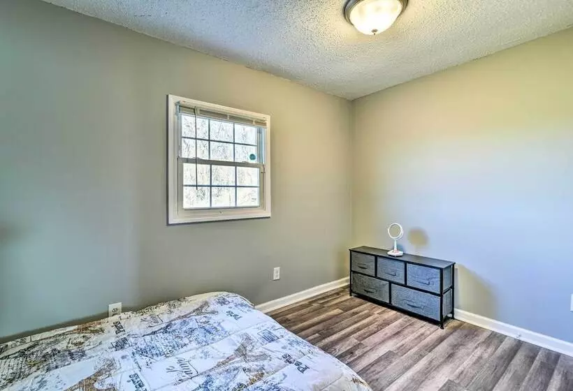 Walkable Hopkinsville Home W/ Yard!