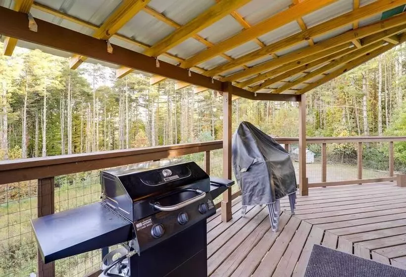 Unique West Jefferson Home W/ Fire Pit & Grill!