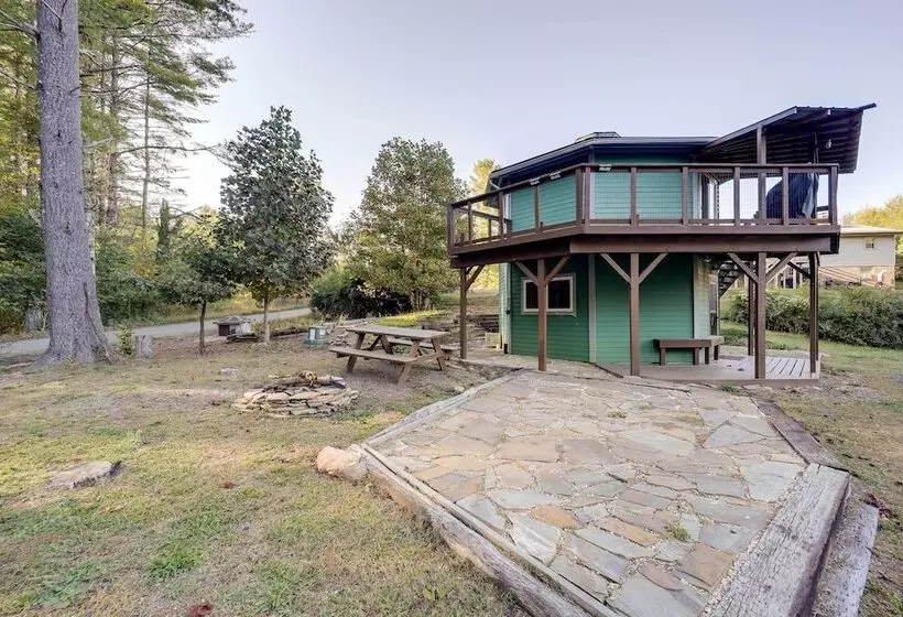 Unique West Jefferson Home W/ Fire Pit & Grill!