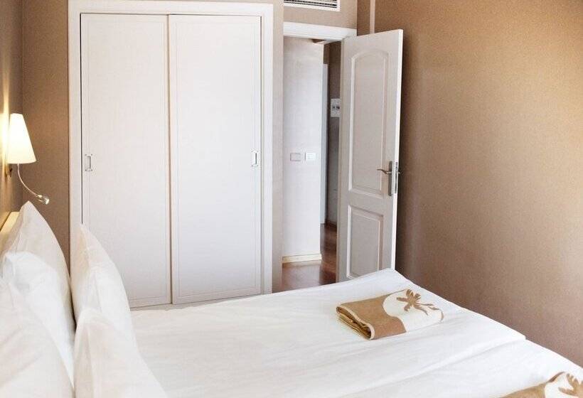 Coral La Quinta Park Suites