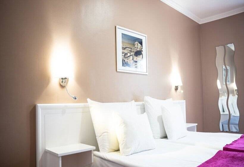 Coral La Quinta Park Suites