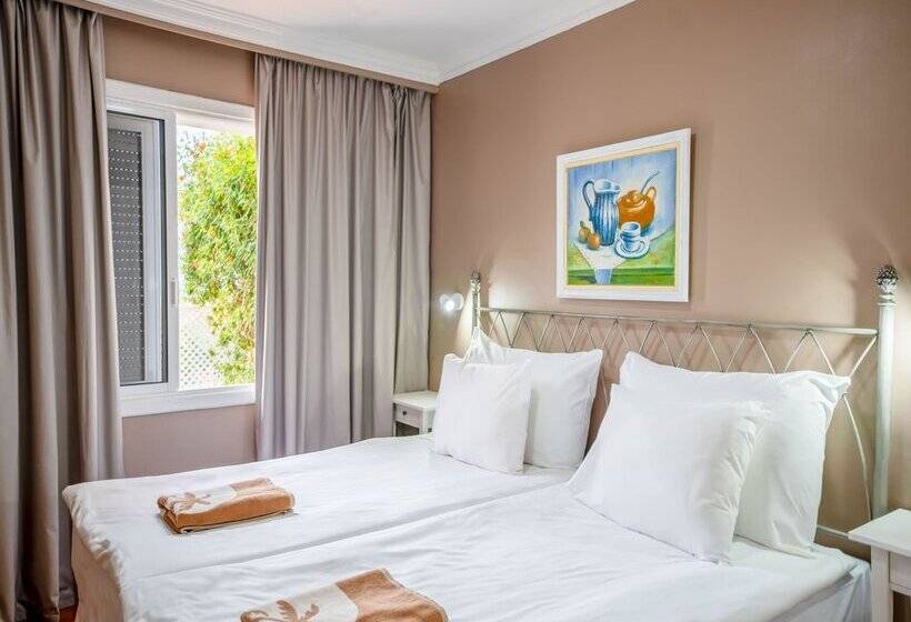 Coral La Quinta Park Suites