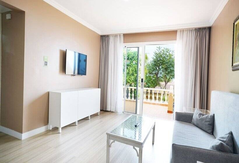 Coral La Quinta Park Suites