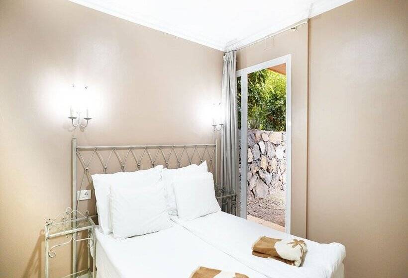 Coral La Quinta Park Suites