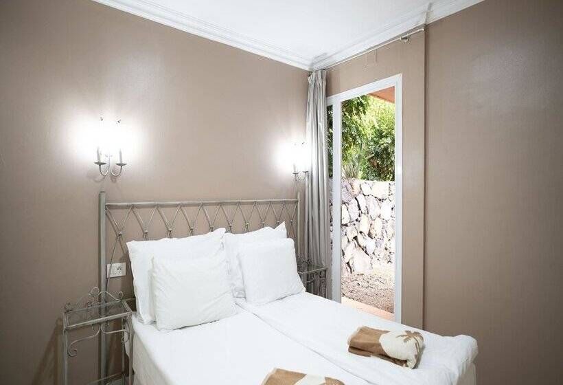 Coral La Quinta Park Suites