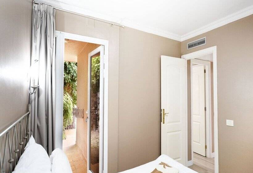 Coral La Quinta Park Suites