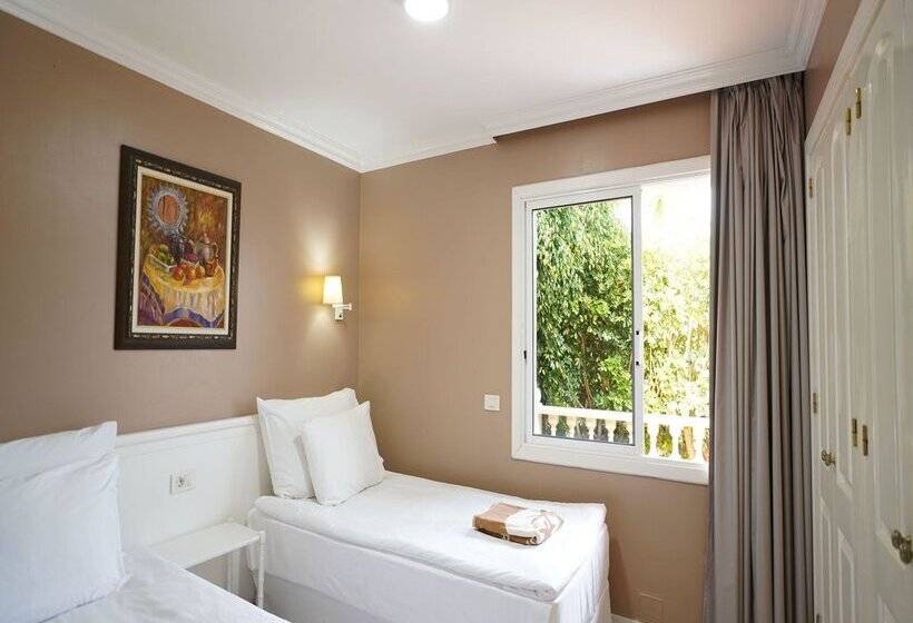 Coral La Quinta Park Suites