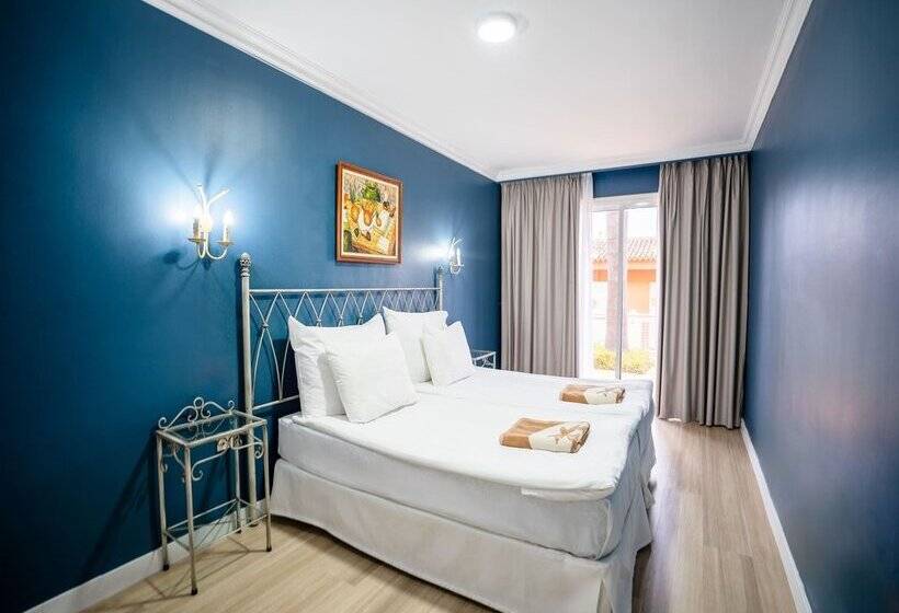 Coral La Quinta Park Suites