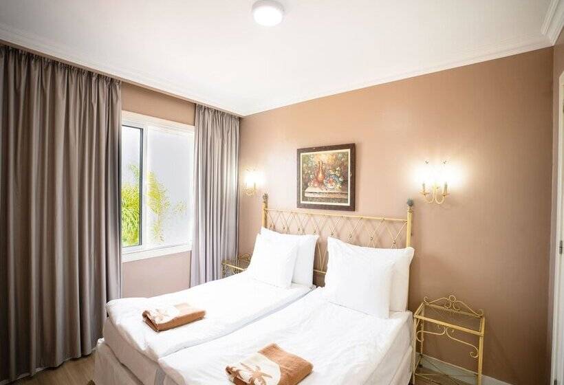 Coral La Quinta Park Suites