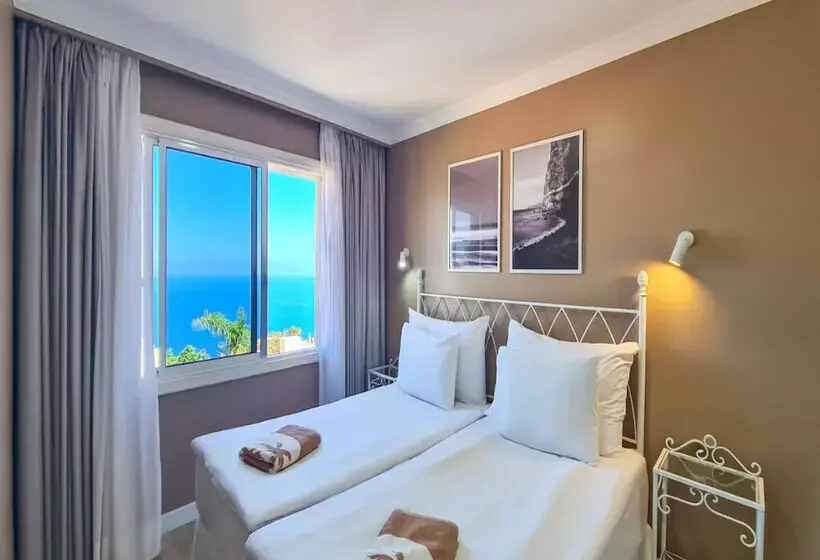 Coral La Quinta Park Suites