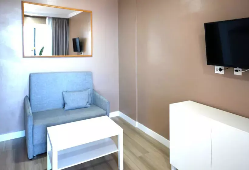 Coral La Quinta Park Suites