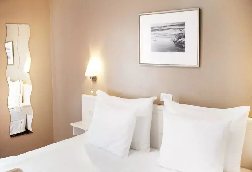 Coral La Quinta Park Suites