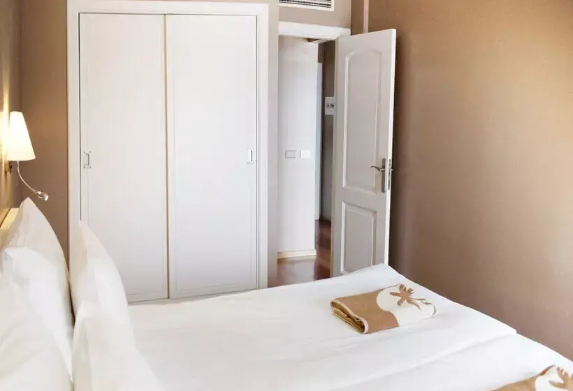 Coral La Quinta Park Suites