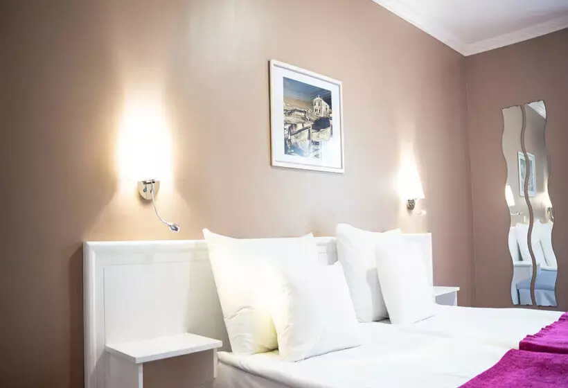 Coral La Quinta Park Suites