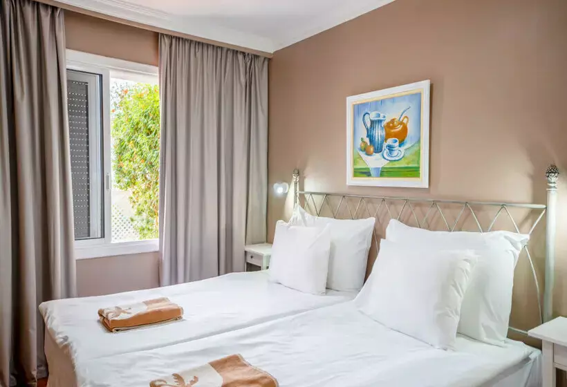 Coral La Quinta Park Suites