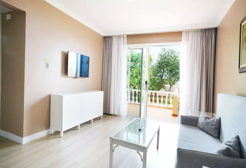 Coral La Quinta Park Suites