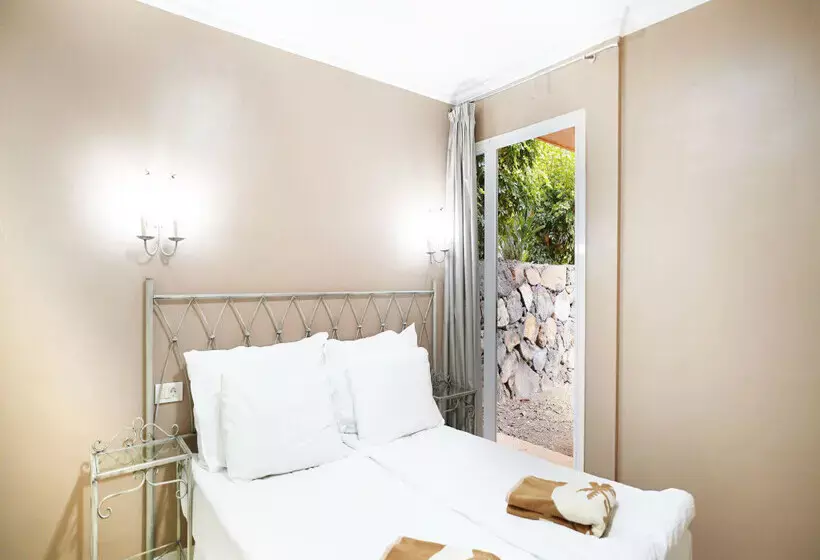 Coral La Quinta Park Suites