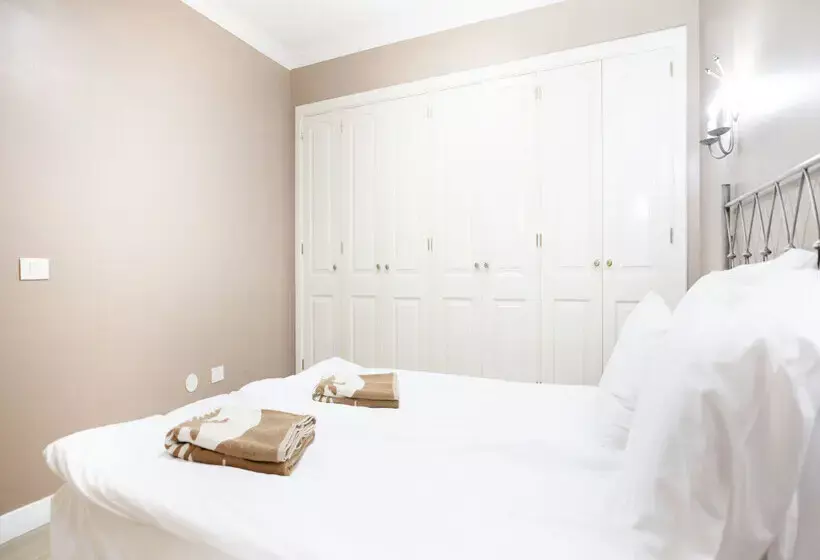 Coral La Quinta Park Suites