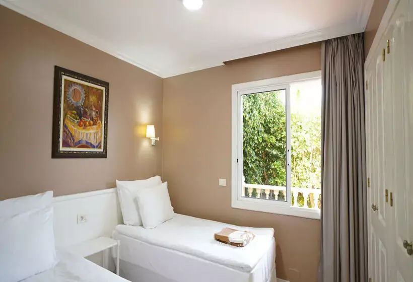 Coral La Quinta Park Suites