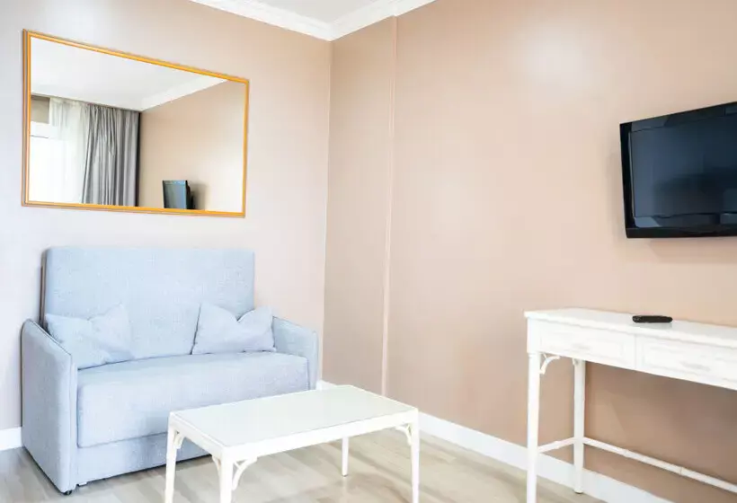 Coral La Quinta Park Suites