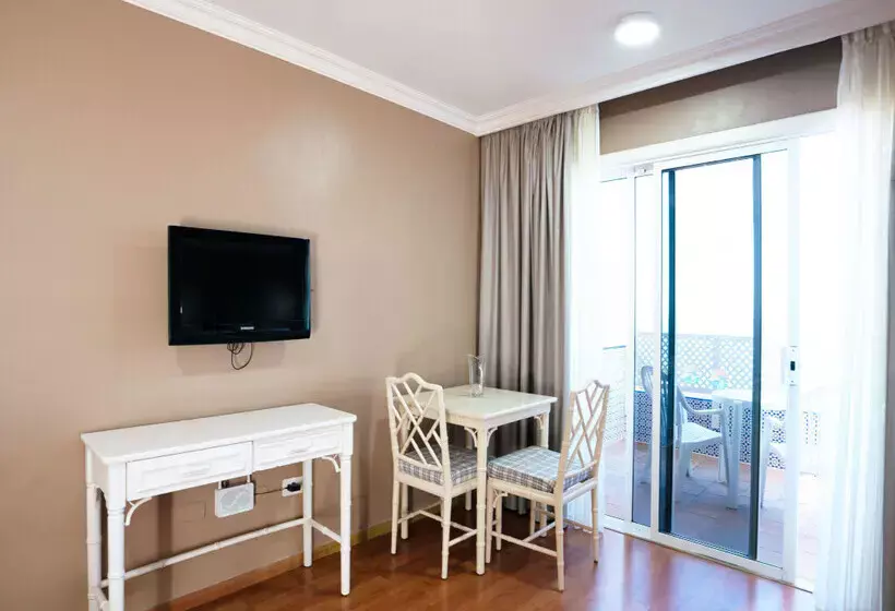 Coral La Quinta Park Suites