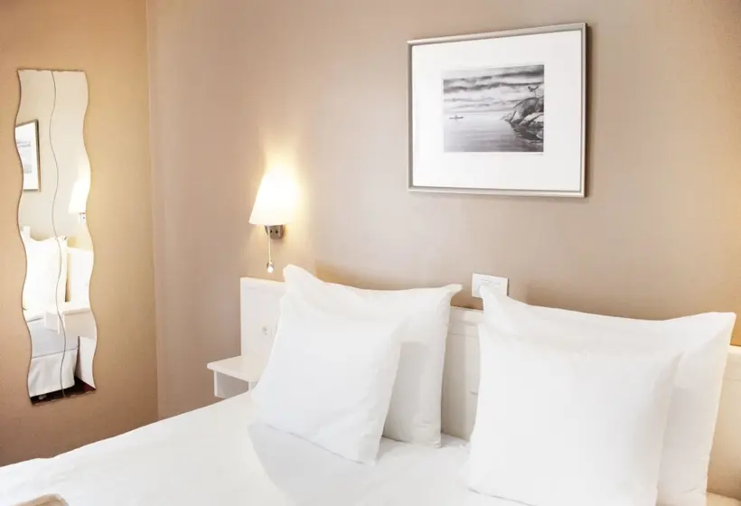 Coral La Quinta Park Suites