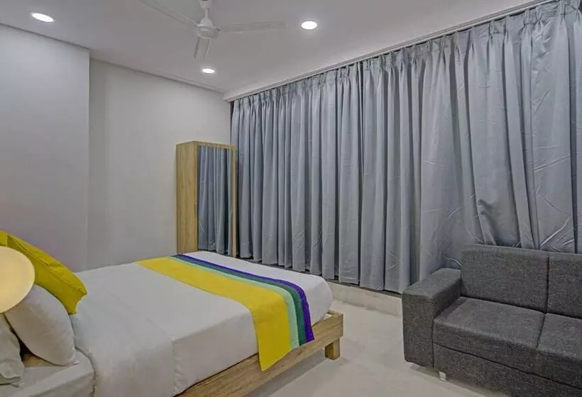 Itsy Hotels Natasha, Vesu, Surat