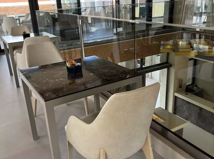 Hotel Mirror