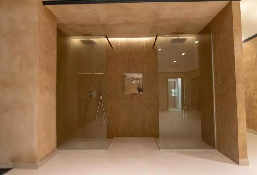 Hotel Mirror