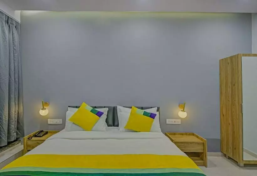 Itsy Hotels Natasha, Vesu, Surat