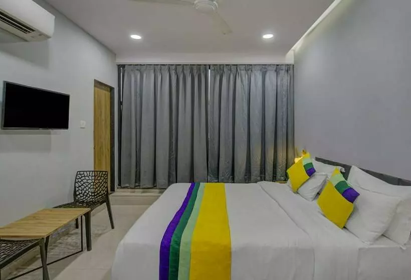 Itsy Hotels Natasha, Vesu, Surat