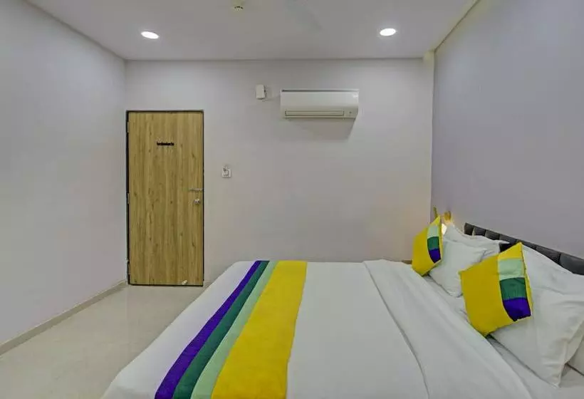 Itsy Hotels Natasha, Vesu, Surat