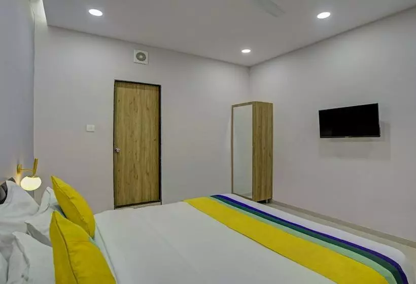 Itsy Hotels Natasha, Vesu, Surat