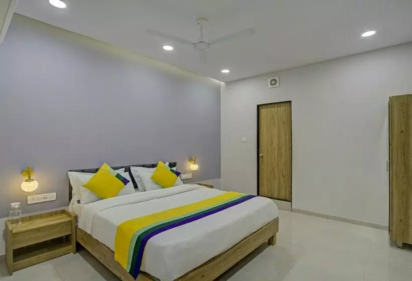 Itsy Hotels Natasha, Vesu, Surat