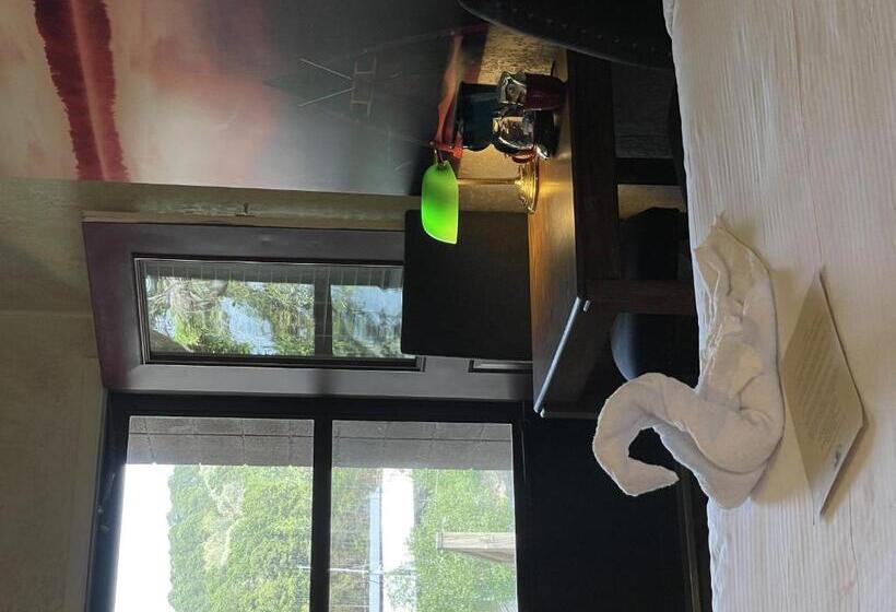 Mountain Harbor Queen Guest Room On Lake Ouachita