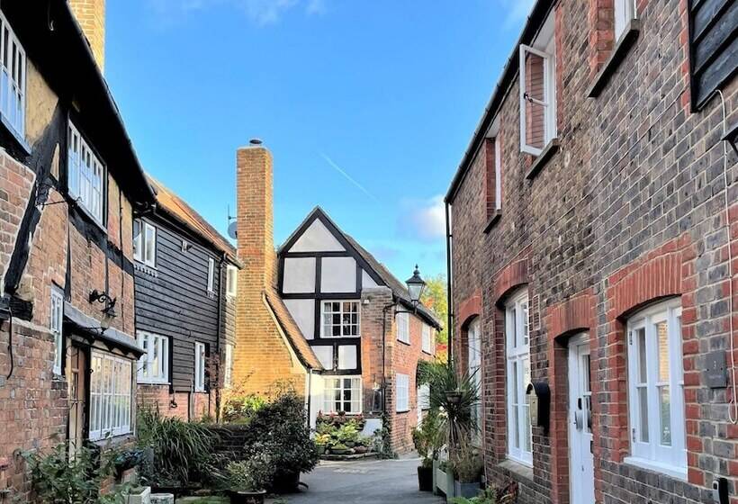 Peaceful Cottage For Two In Horsham