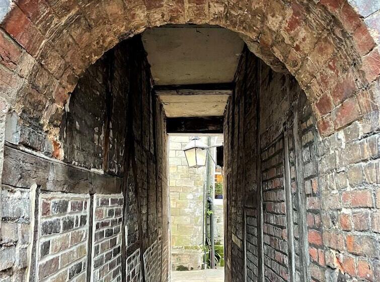 Peaceful Cottage For Two In Horsham