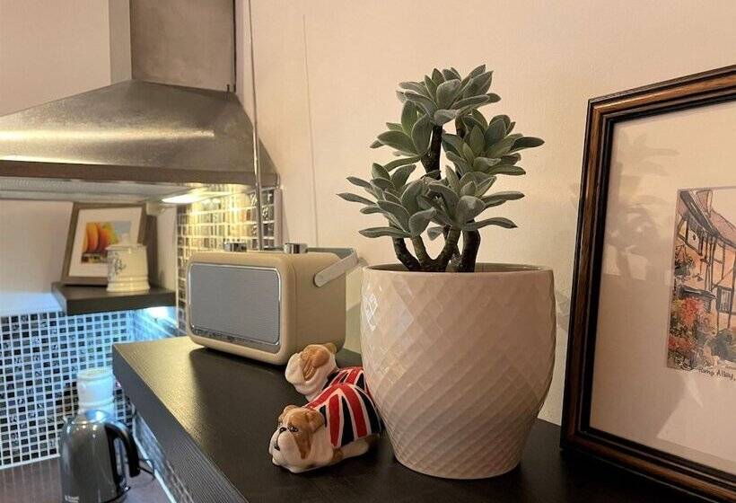 Peaceful Cottage For Two In Horsham