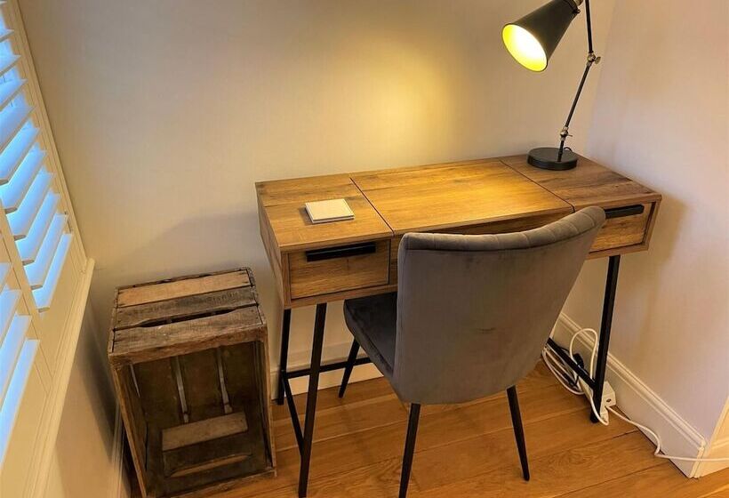 Peaceful Cottage For Two In Horsham