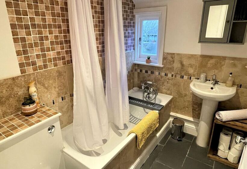 Peaceful Cottage For Two In Horsham