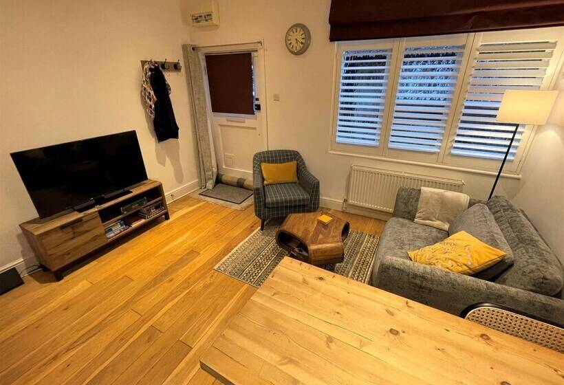 Peaceful Cottage For Two In Horsham