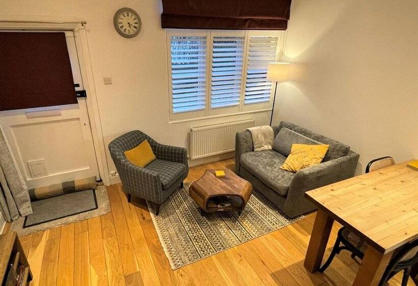 Peaceful Cottage For Two In Horsham