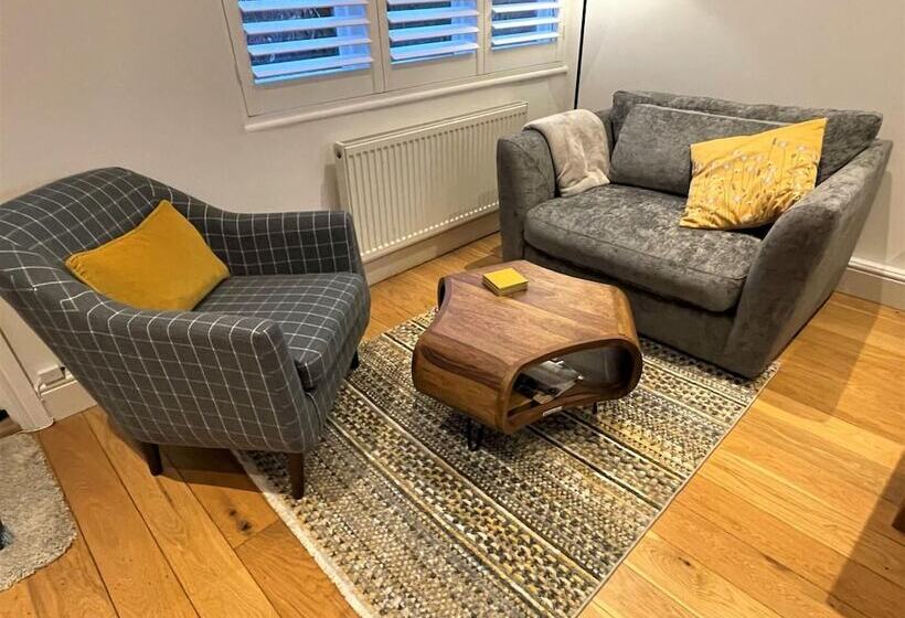 Peaceful Cottage For Two In Horsham