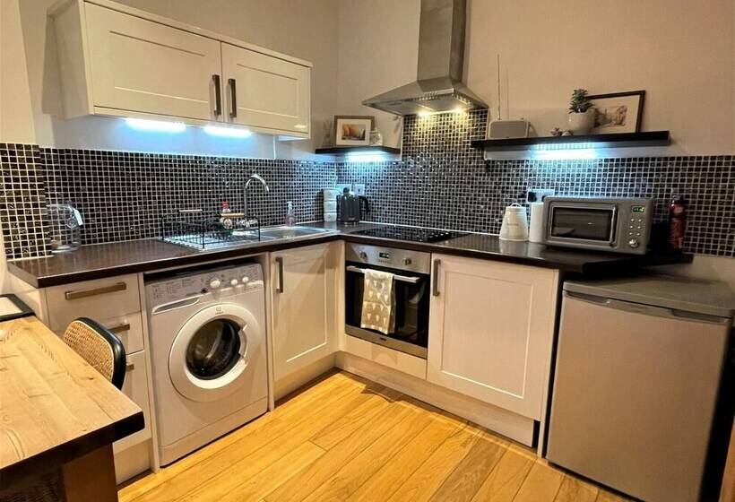 Peaceful Cottage For Two In Horsham